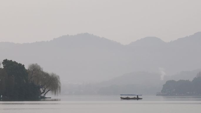 杭州市西湖清晨晨雾风光