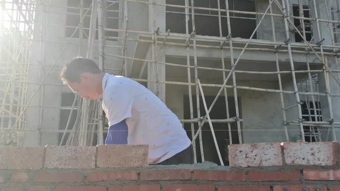 沏砖建筑工人农民工起墙水泥沙石灰浆红砖
