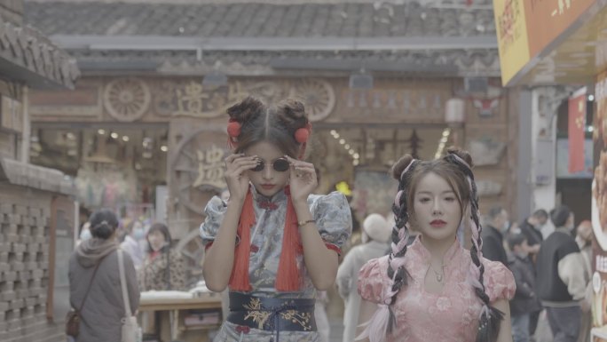 中国风国潮女孩太平街行走灰度拍摄