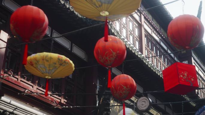 过年春节挂在古楼间的灯笼和红伞
