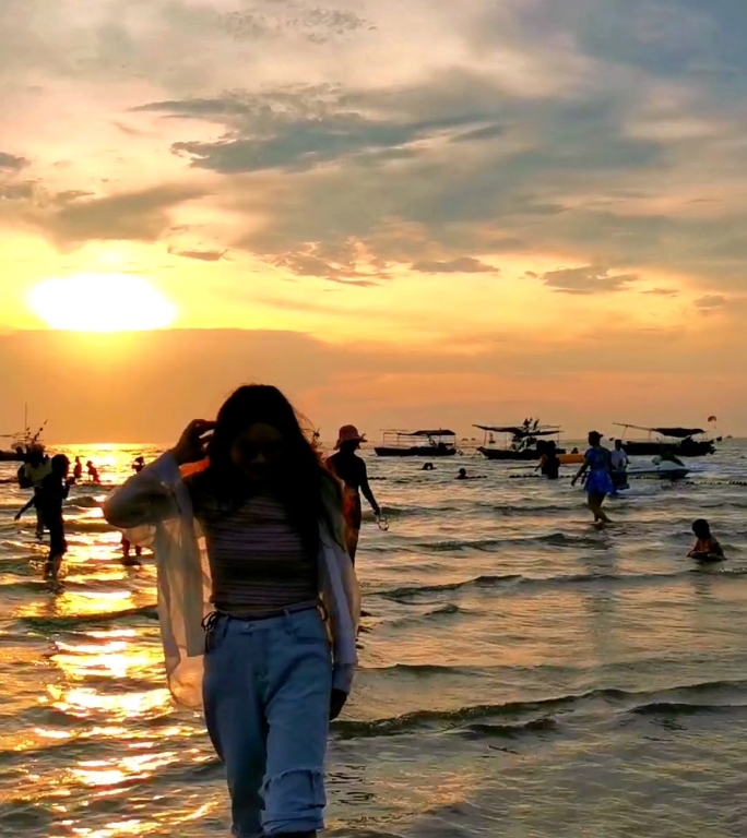 夕阳海边踩水