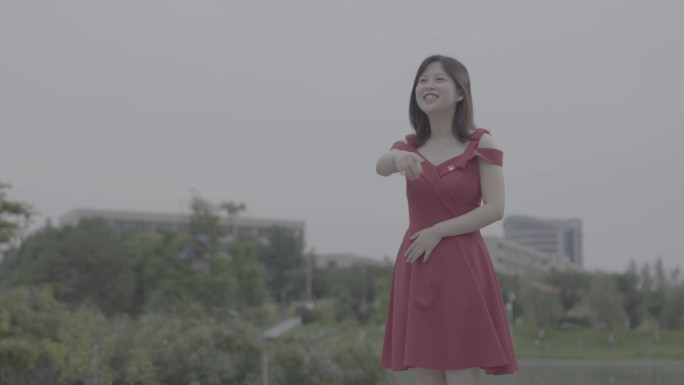 【4K灰度】美女微笑红裙女子