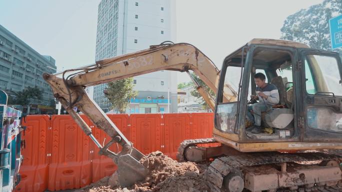 市政建设城市改造挖机装土渣土车