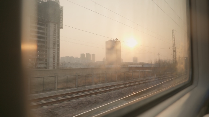 火车车窗外阳光，铁轨