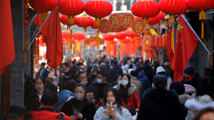 城市新年春节过年年味街景人流红灯笼