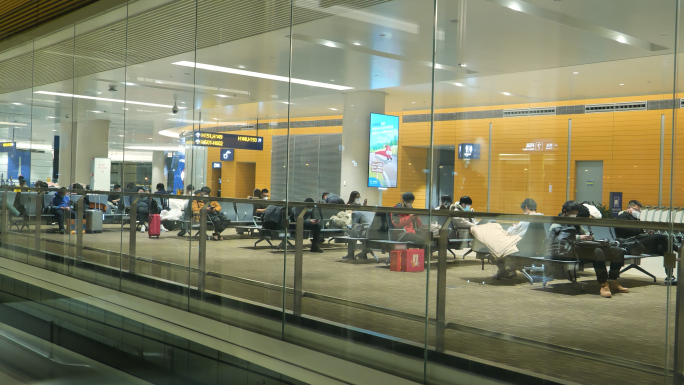 夜晚机场候机大厅航站楼等待飞机旅客乘客