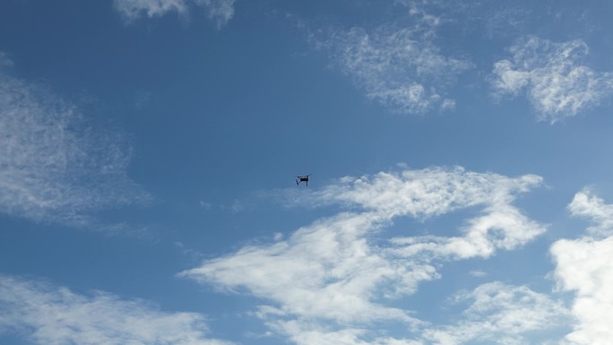 蓝天白云偶遇小飞机