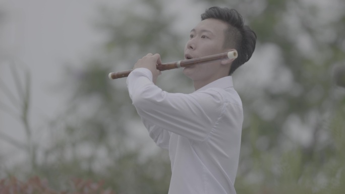 【4K灰度】白衬衫男子吹笛子