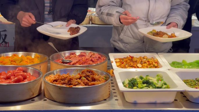 食堂自助餐打饭的人