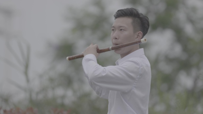 【4K灰度】男子长笛表演男生吹笛子