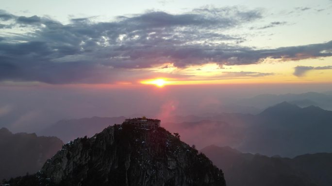 秦岭山脉伏牛山日出