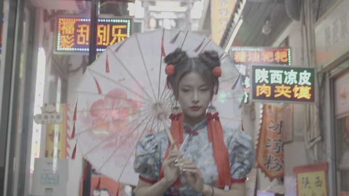 中国风长沙国潮女孩太平街打伞行走灰度拍摄