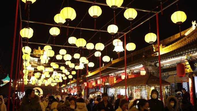 挂满花灯的古县城街道