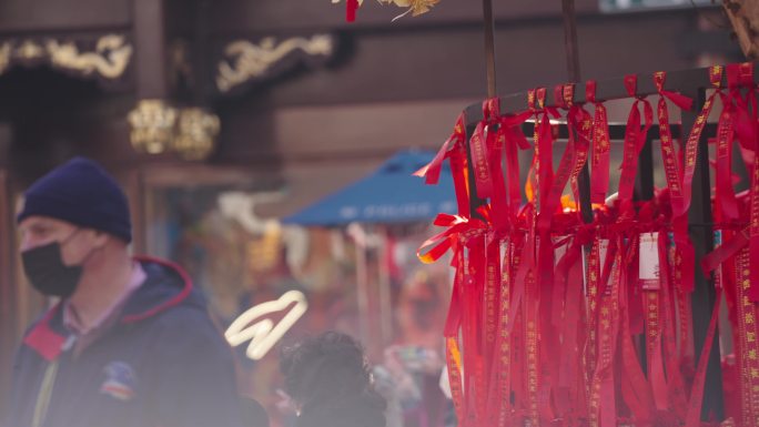 新年春节祈福红带绸带飘扬人潮拥挤