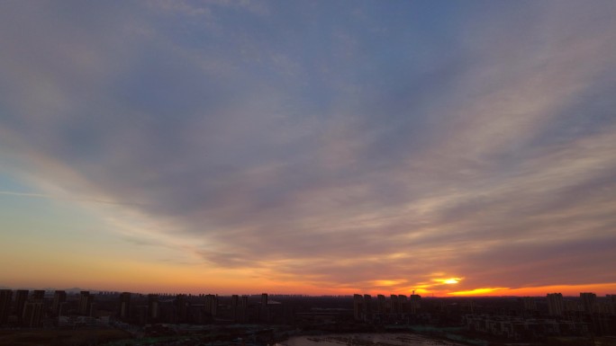 早晨日出太阳升起来清晨阴天太阳升城市日出