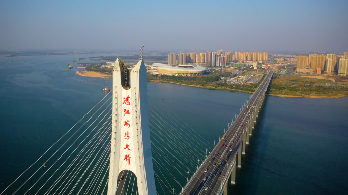 航拍湛江海湾大桥和奥体中心