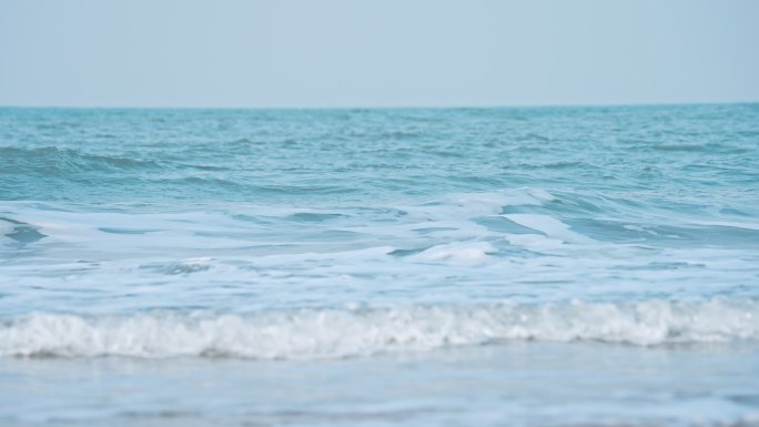 大海海边沙滩与海浪浪花