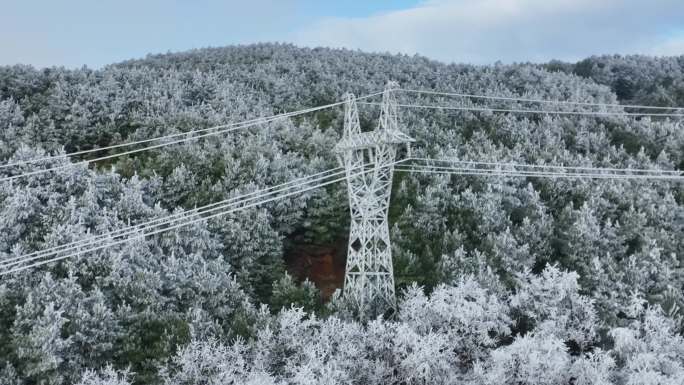 冰雪天气山间高架线高架电塔