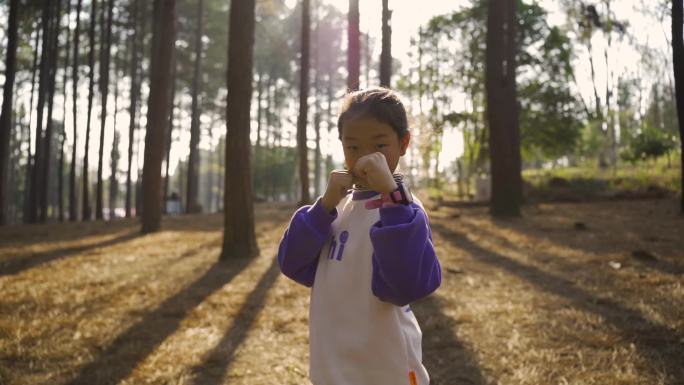 小女孩森林逆光练拳 中华武术 太极拳