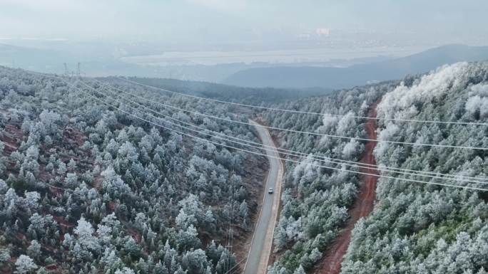 冰雪天气山间电力设施