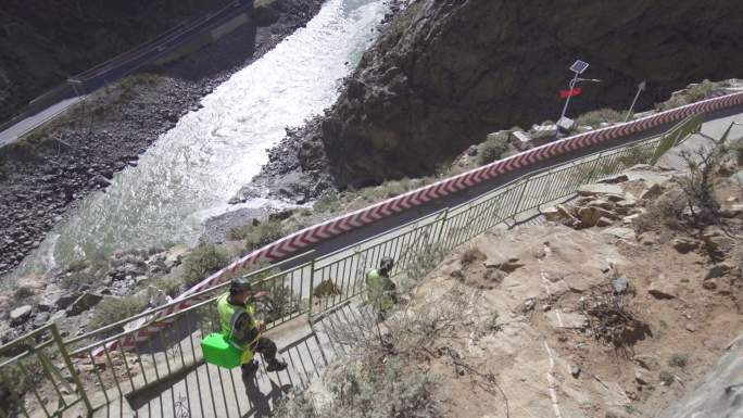 挑水 农村饮水 农村 跋山涉水 背篓