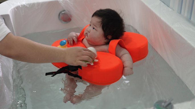 婴儿学游泳