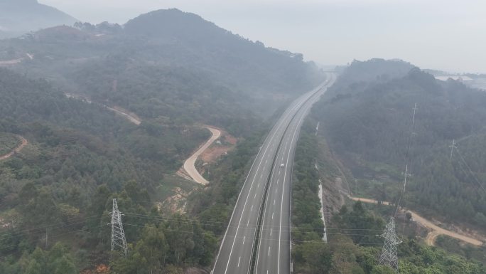 雨后高速公路雾天高速道路航拍雨天公路车辆