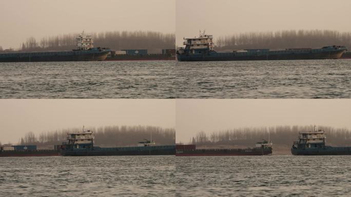 长江江面上航行的运沙船两船交汇航行驶过