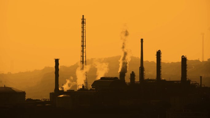 4k夕阳黄昏下的工厂工业烟囱能源排放