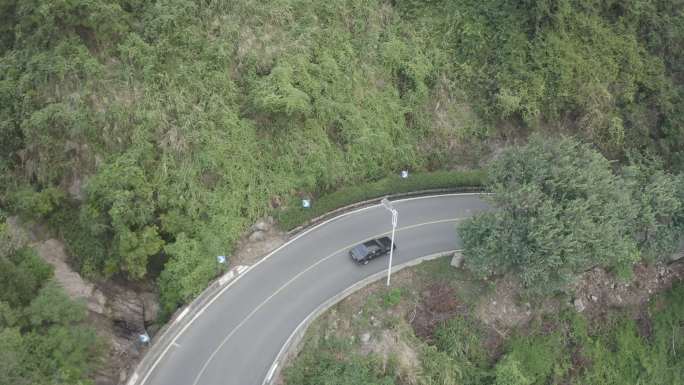 盘山公路 桑坦纳 黑色 复古车 黑色航拍