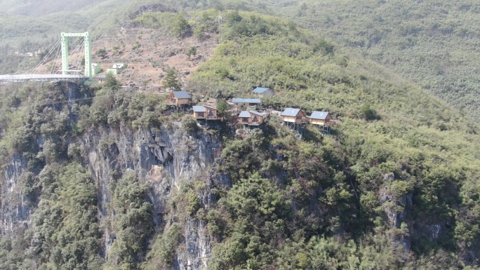 旅游景区湖南怀化大峡谷悬崖上网红小木屋