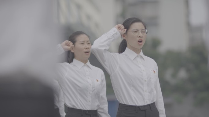 【4K灰度】衬衫女子举拳宣誓党员宣誓