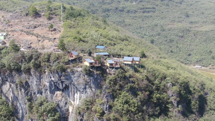 旅游景区湖南怀化大峡谷悬崖上网红小木屋