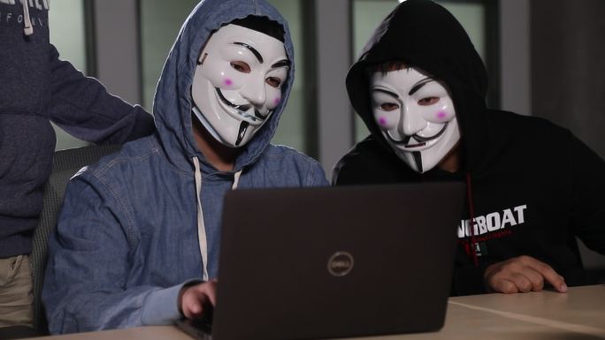 黑客写代码敲键盘讨论V字仇杀队面具骇客