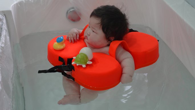 婴儿玩水洗澡游泳