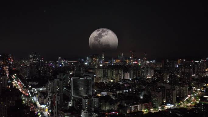 城市上空升起满月 中秋节团团圆圆