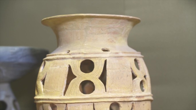 南京博物院展出镂空陶器 花厅遗址B009