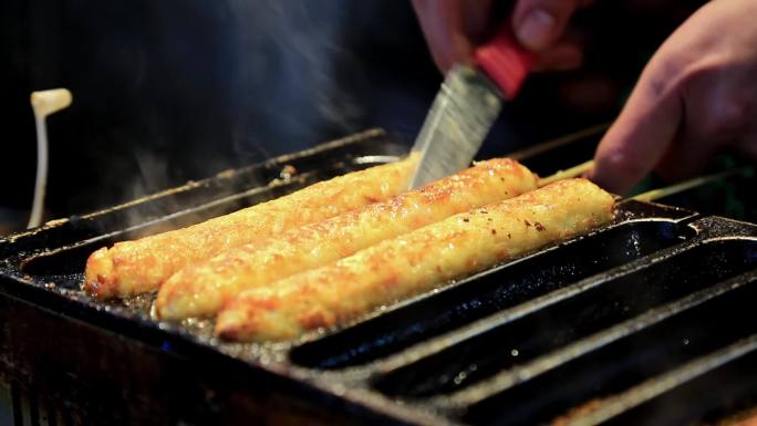 夜市小吃特写肥肠五花肉卤煮鱿鱼串章鱼丸子