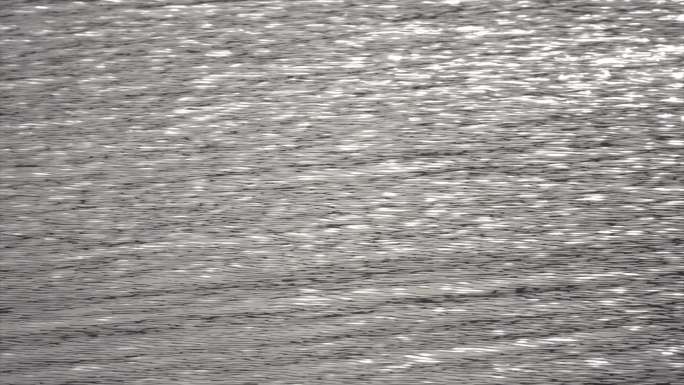 波光粼粼的银色水面，河面海面喝水海水慢镜