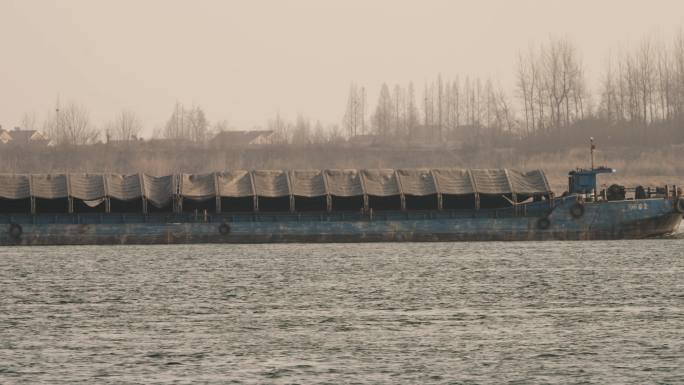 长江江面上航行的运沙船航行驶过