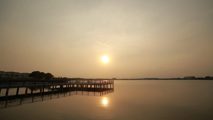 黄昏湖面，黄昏