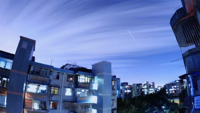 城市晴朗的夜空也可以拍摄星轨