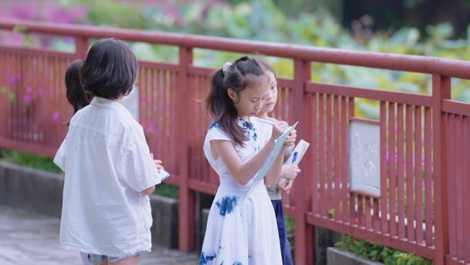 在公园写生画画的小孩子