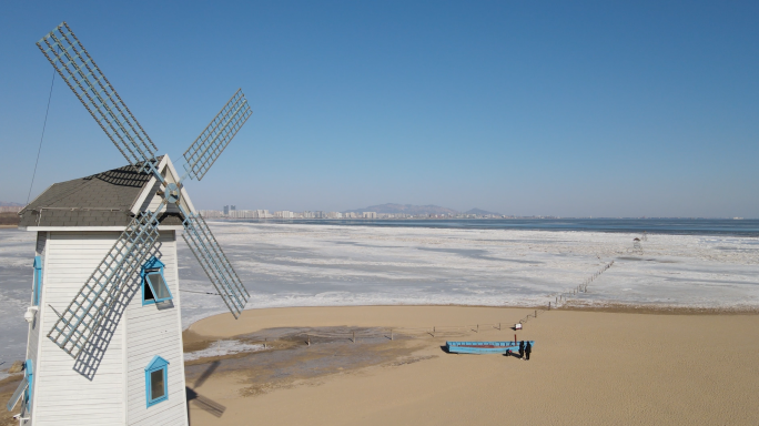 冬天的大海结冰沙滩海洋风车北戴河海岸