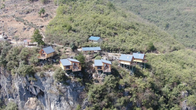 旅游景区湖南怀化大峡谷悬崖上网红小木屋
