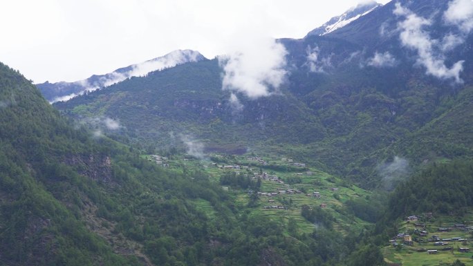 西藏原始森林 高山村庄景色