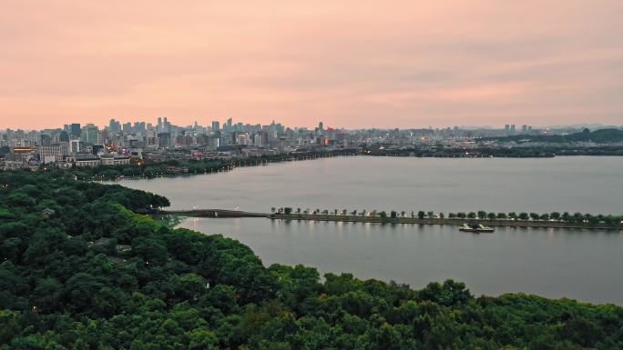 小轮车手在宝石山上俯瞰杭州城市