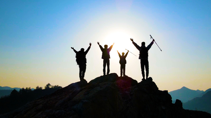 团队登山手拉手爬山团队精神攀登顶峰背包客
