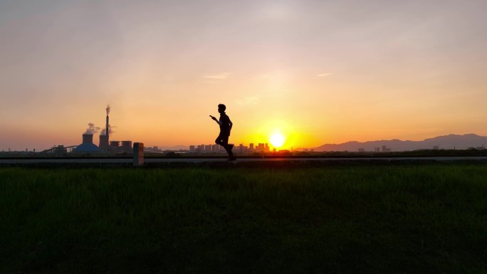 夕阳日出朝阳下奔跑的少年