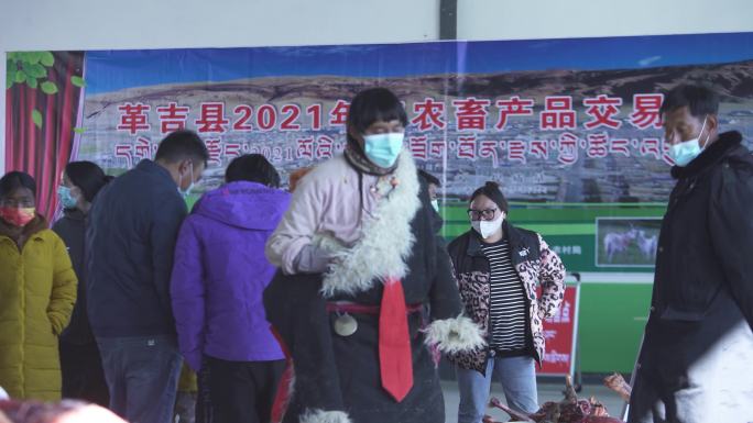 藏族女人 藏族青年 过年买牦牛肉 戴口罩